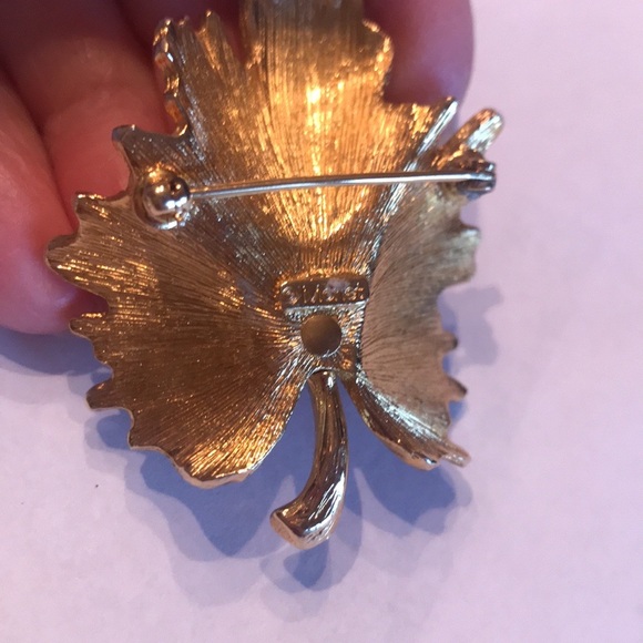 MONET SIGNED VINTAGE BROOCH - Picture 15 of 16